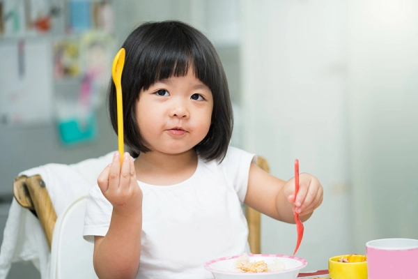 Belajar makan sendiri adalah cara pertama mengajarkan si Kecil mandiri